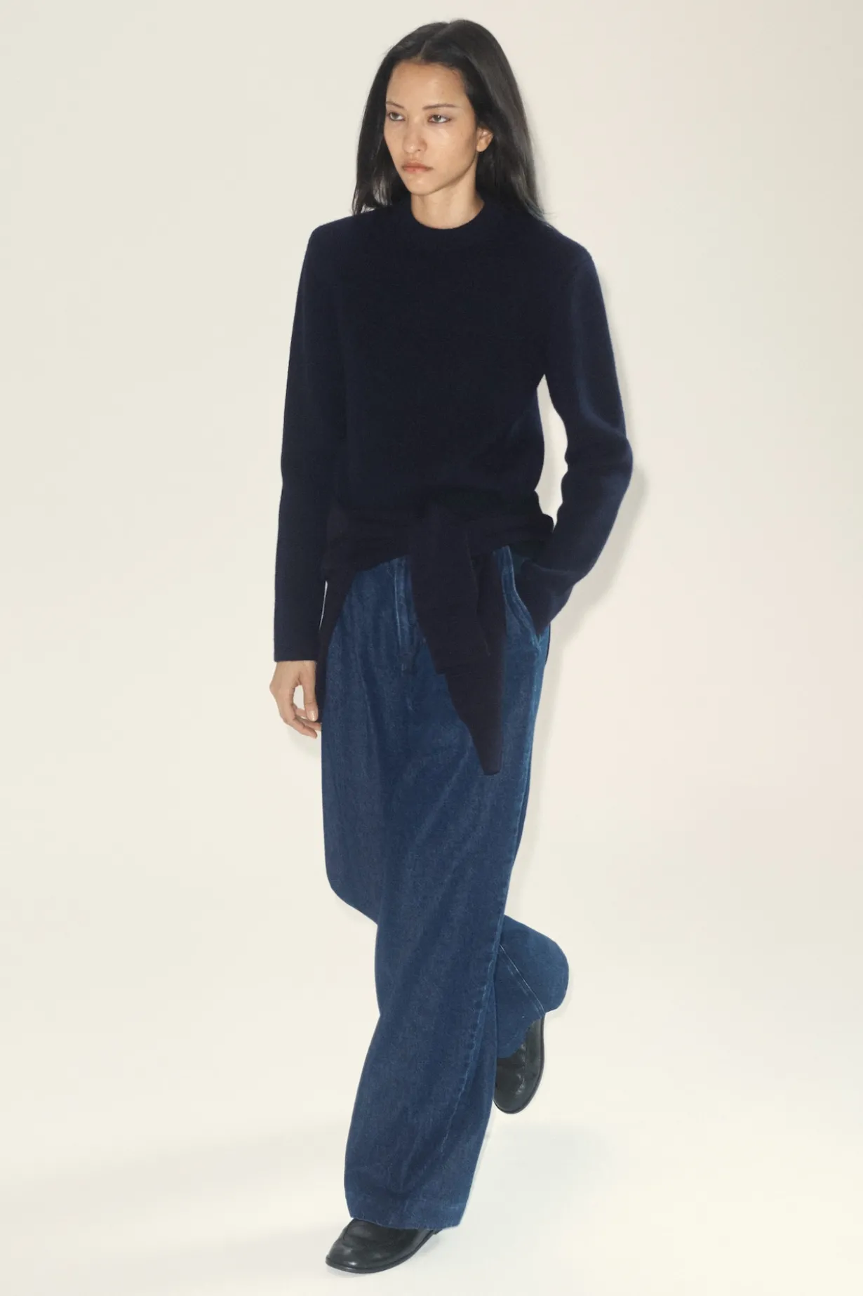 PLEATED WIDE-LEG DENIM PANTS