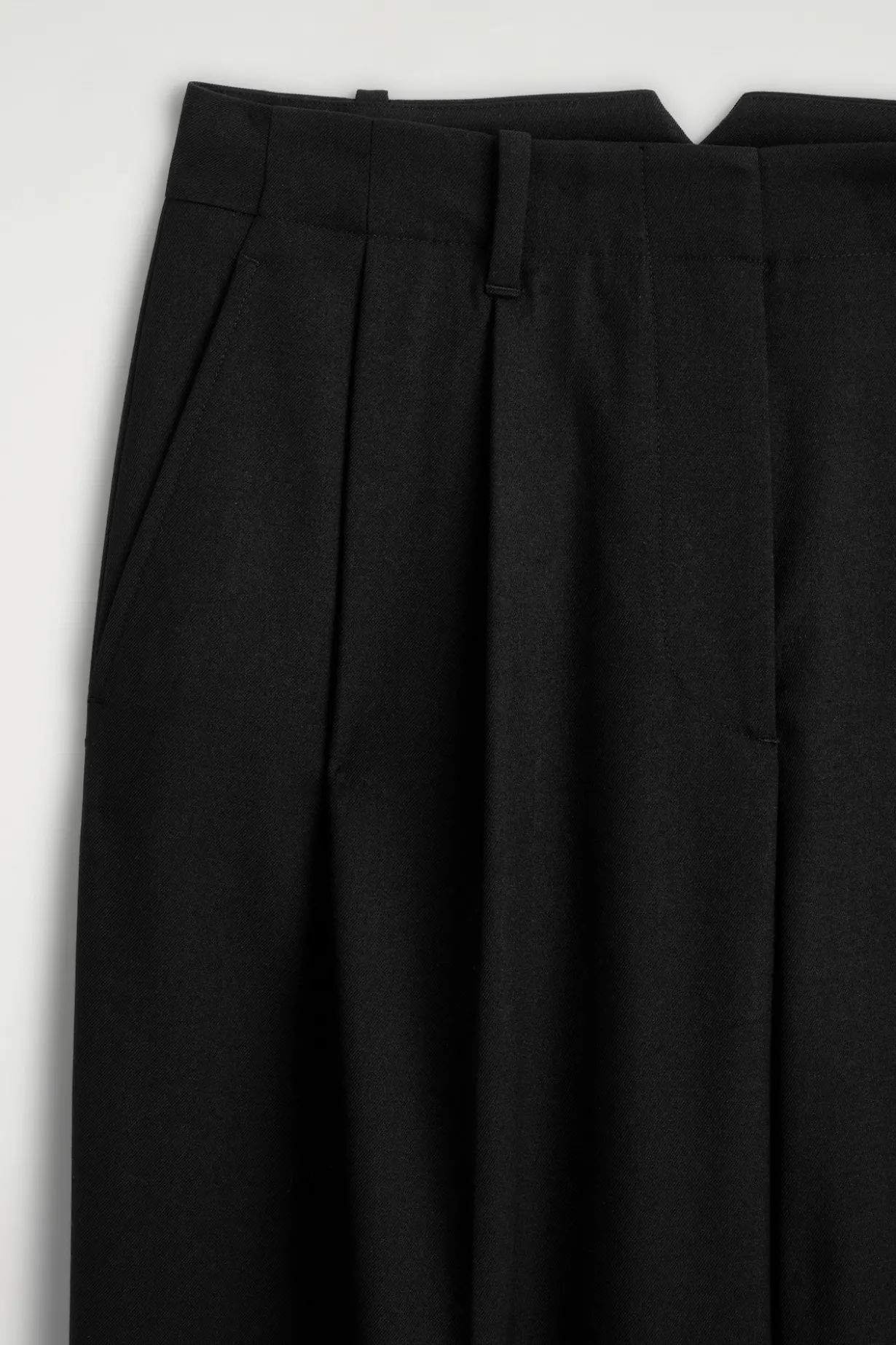 PLEATED WOOL-BLEND TAPERED PANTS
