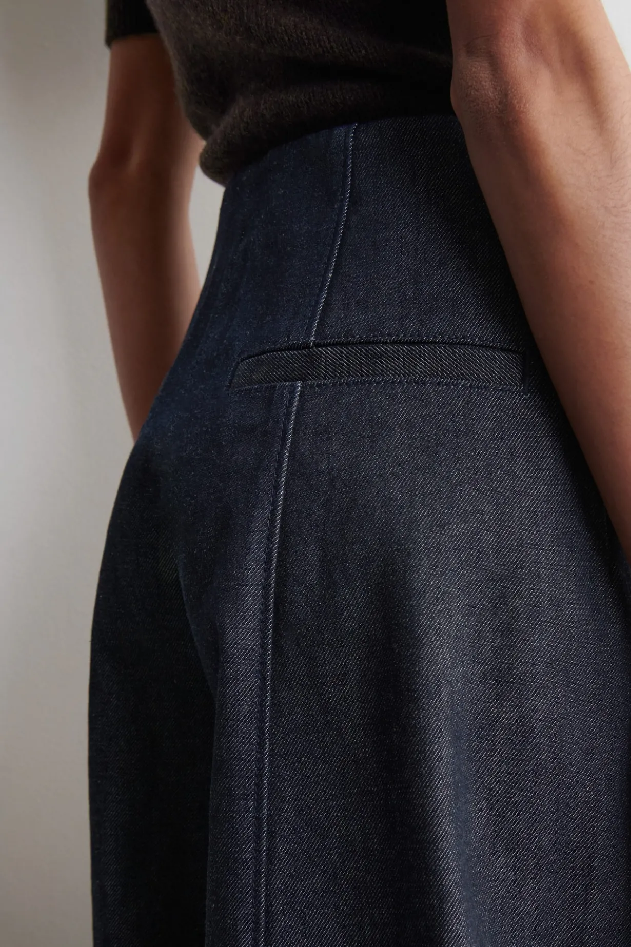 RAW DENIM CROPPED BARREL-LEG PANTS