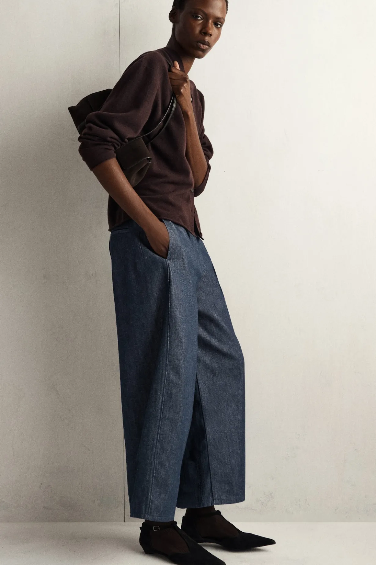 RAW DENIM CROPPED BARREL-LEG PANTS