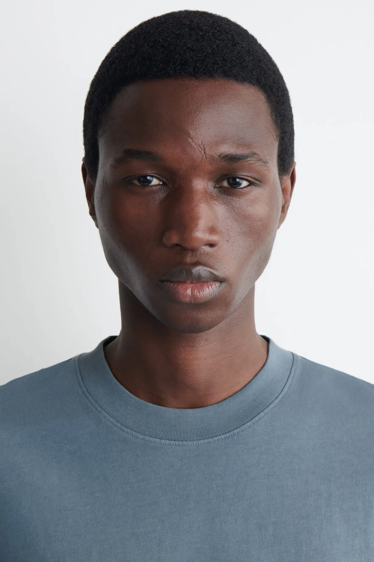 RELAXED LIGHTWEIGHT COTTON T-SHIRT