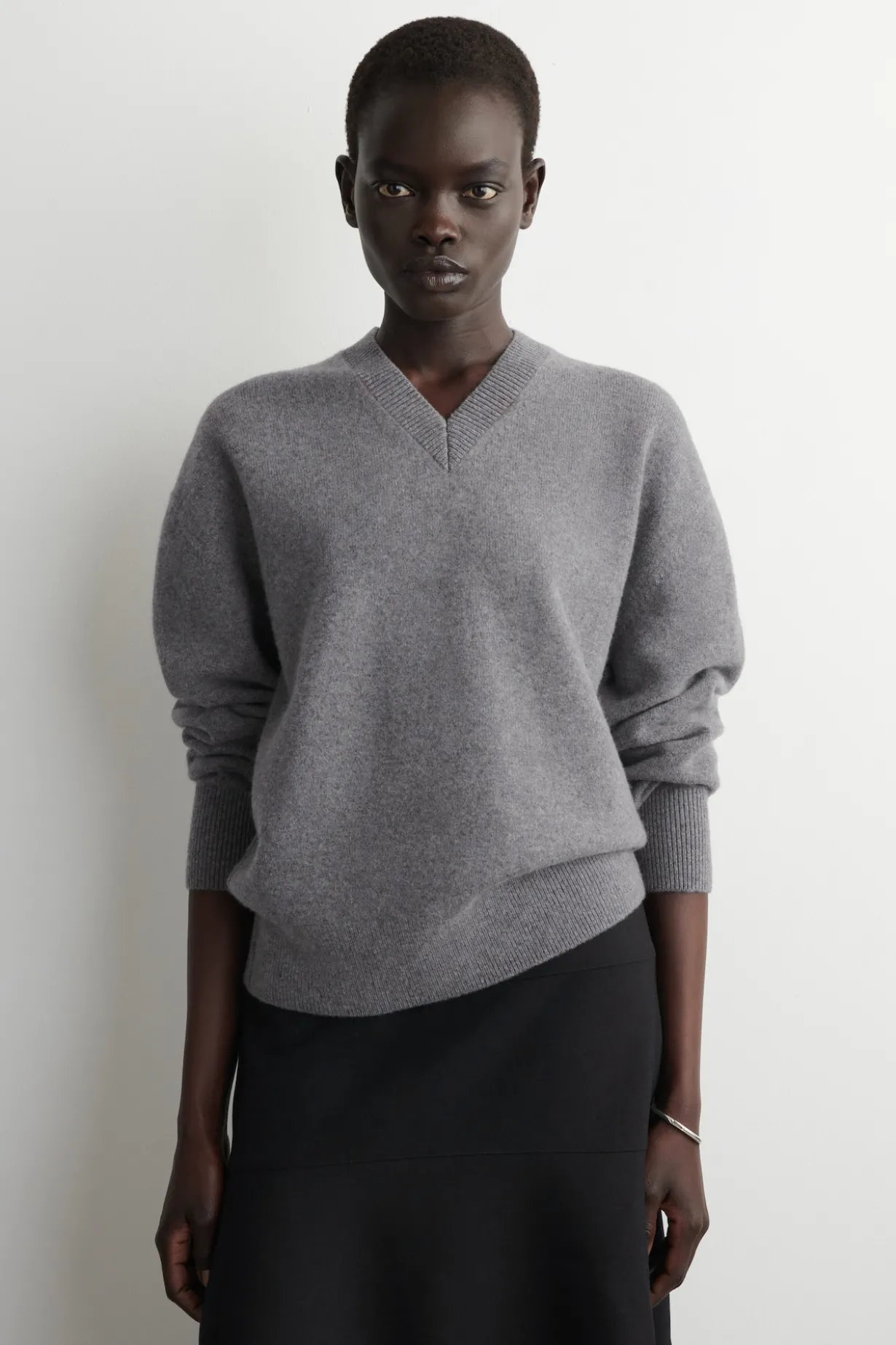 ROUNDED WOOL V-NECK SWEATER