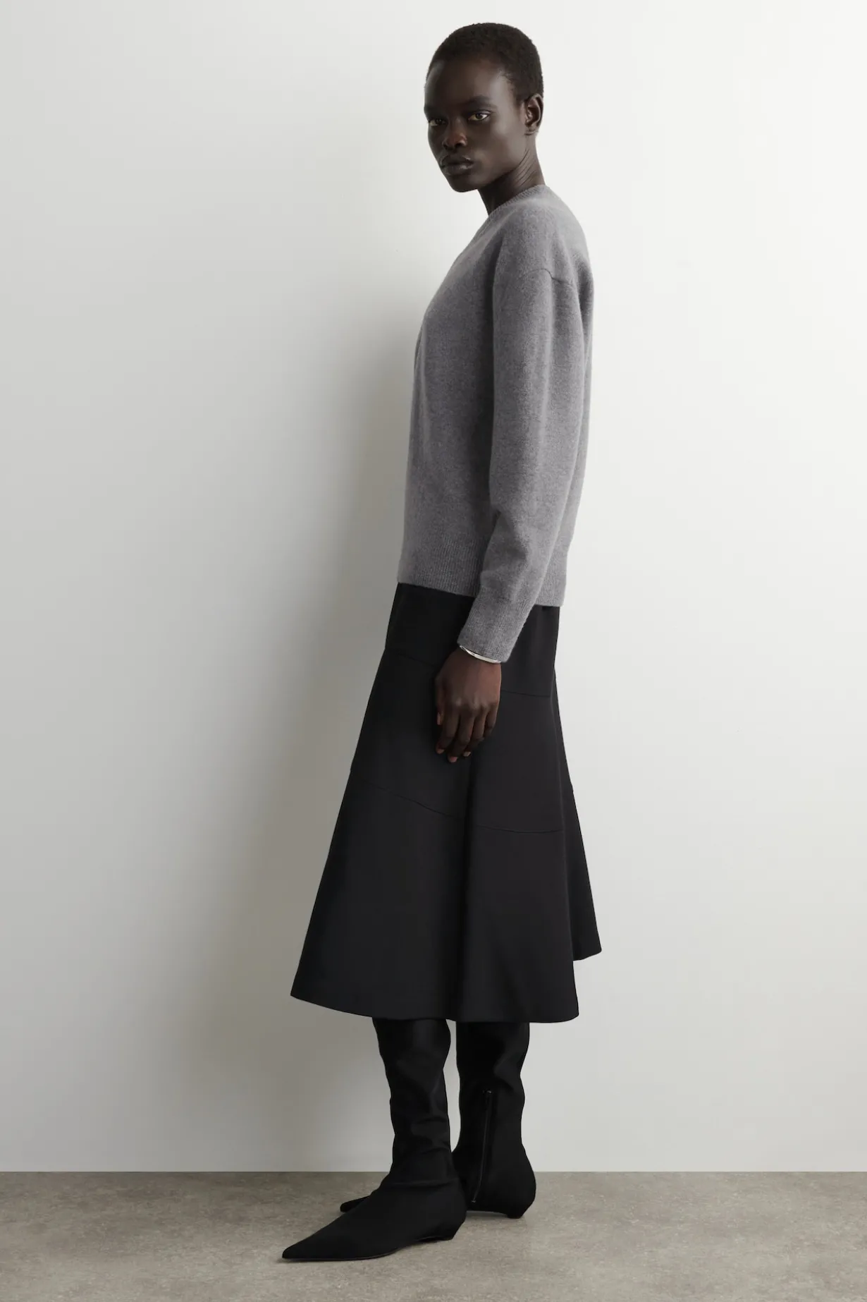 ROUNDED WOOL V-NECK SWEATER