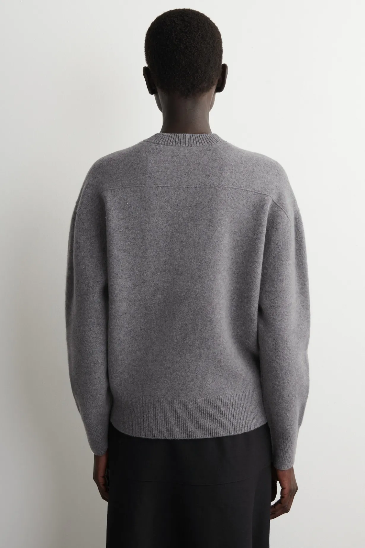 ROUNDED WOOL V-NECK SWEATER