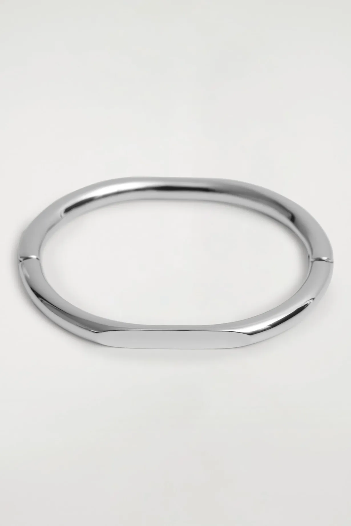 SCULPTED BANGLE