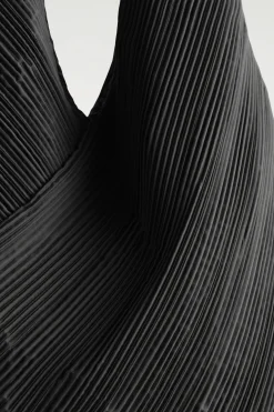 SCULPTURAL SHOULDER BAG – PLEATED