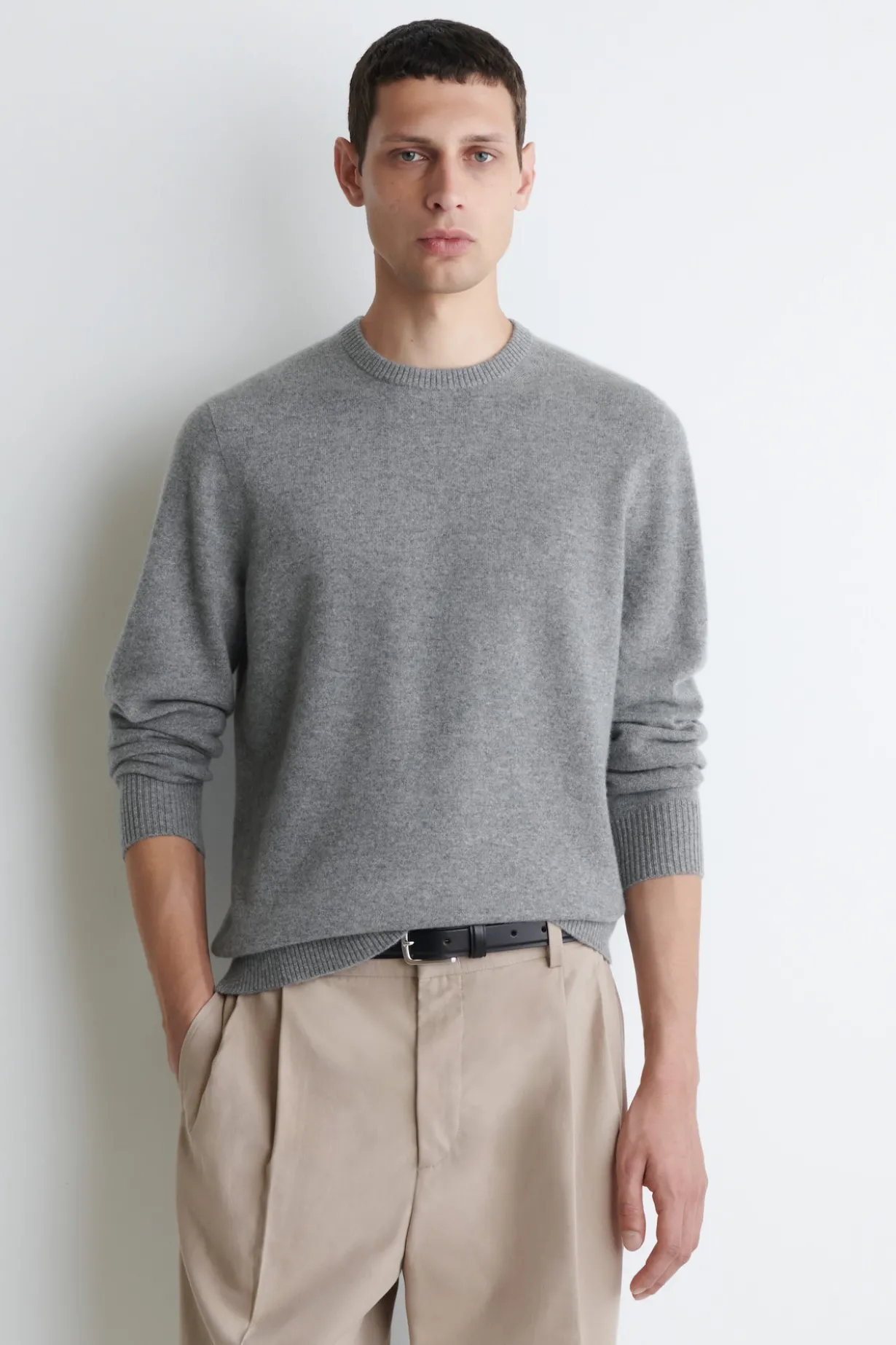 SEAMLESS CASHMERE CREW-NECK SWEATER