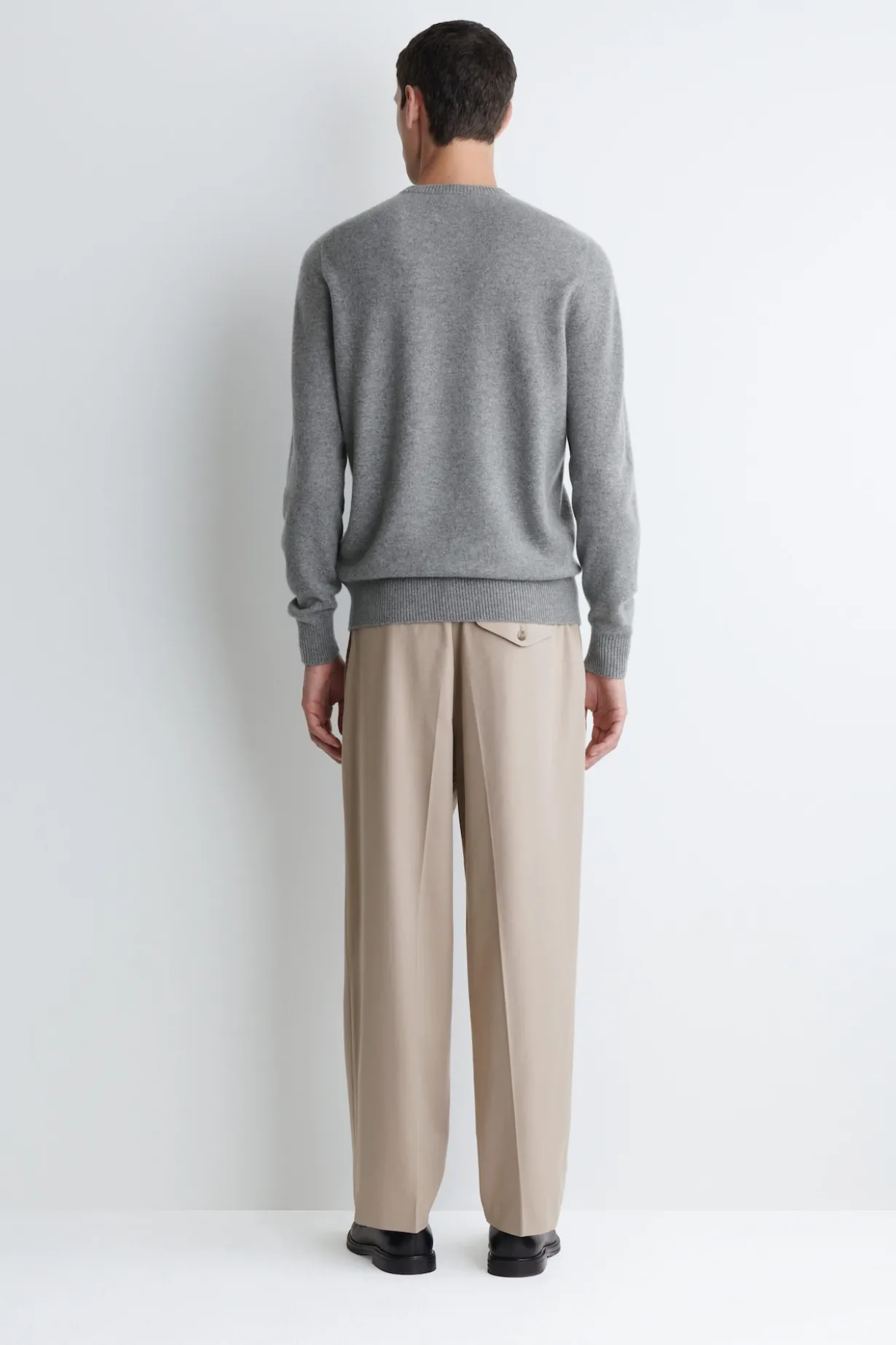 SEAMLESS CASHMERE CREW-NECK SWEATER