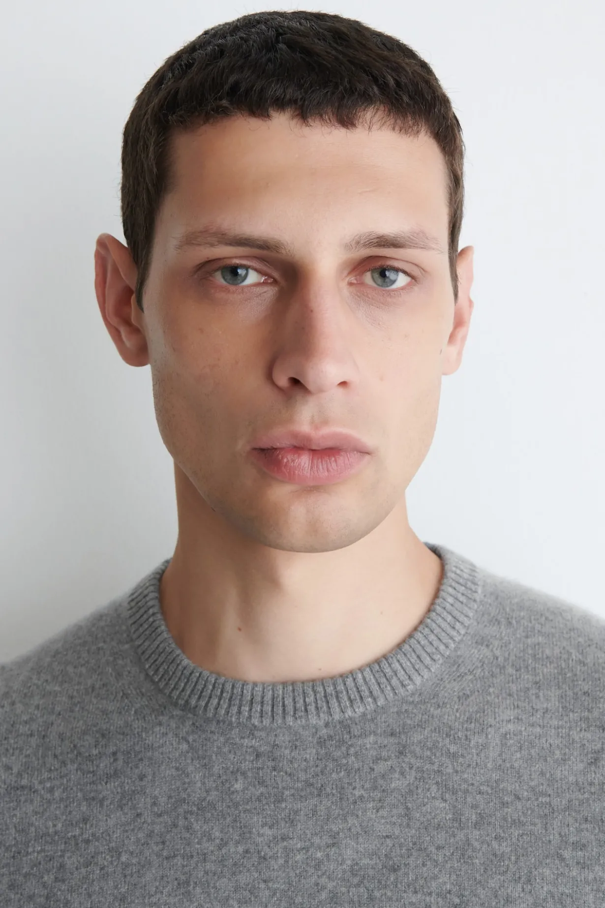 SEAMLESS CASHMERE CREW-NECK SWEATER