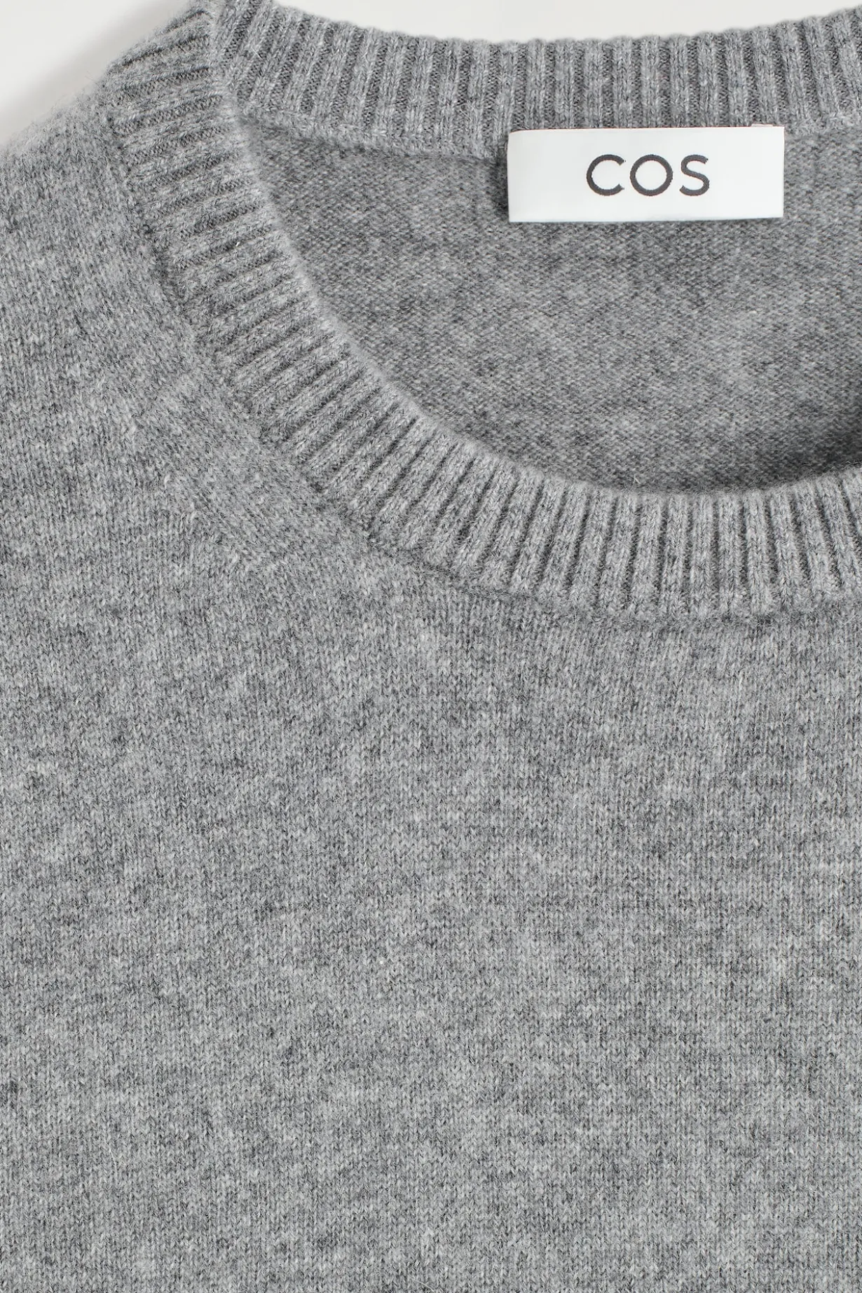 SEAMLESS CASHMERE CREW-NECK SWEATER