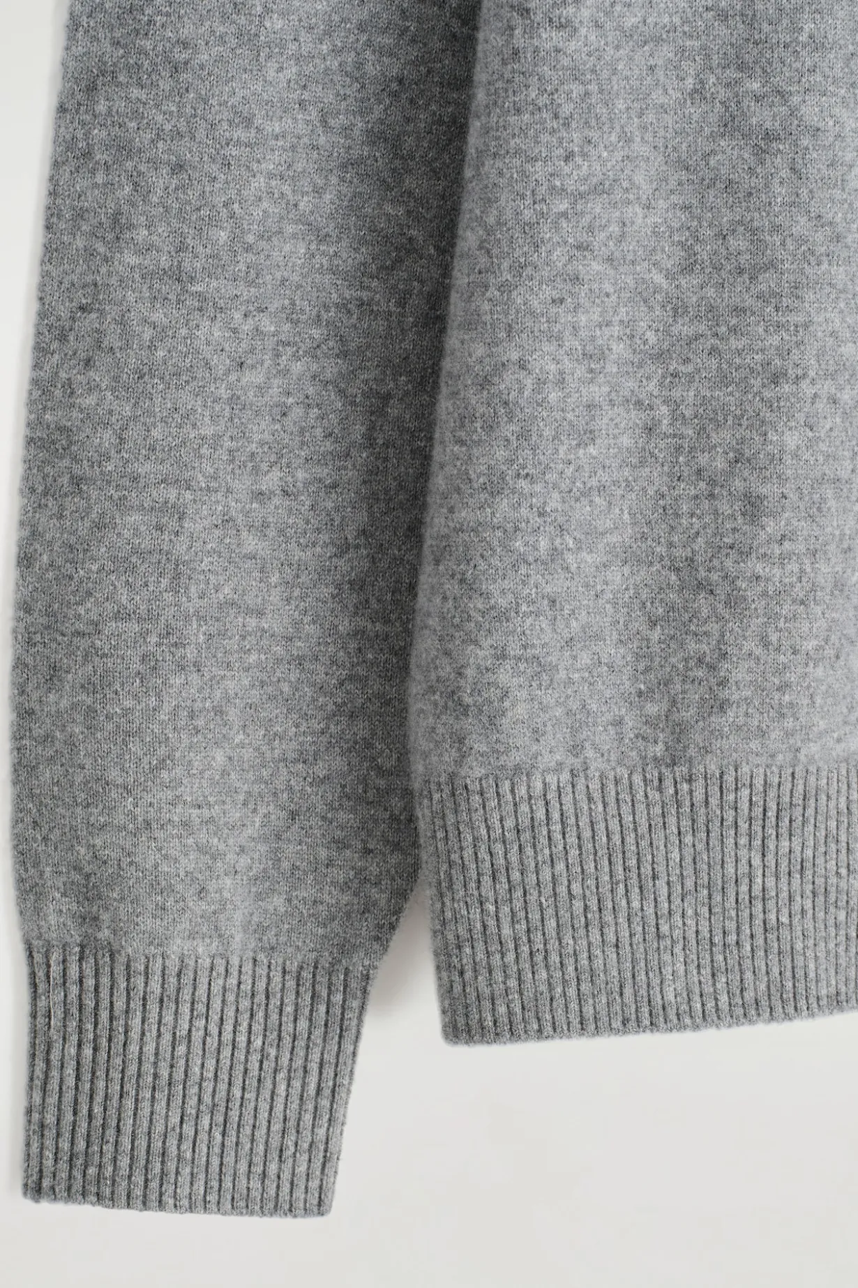 SEAMLESS CASHMERE CREW-NECK SWEATER