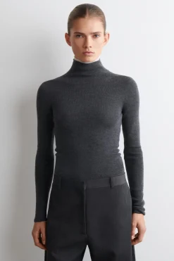 SEAMLESS MERINO WOOL TURTLENECK LONG-SLEEVED TOP