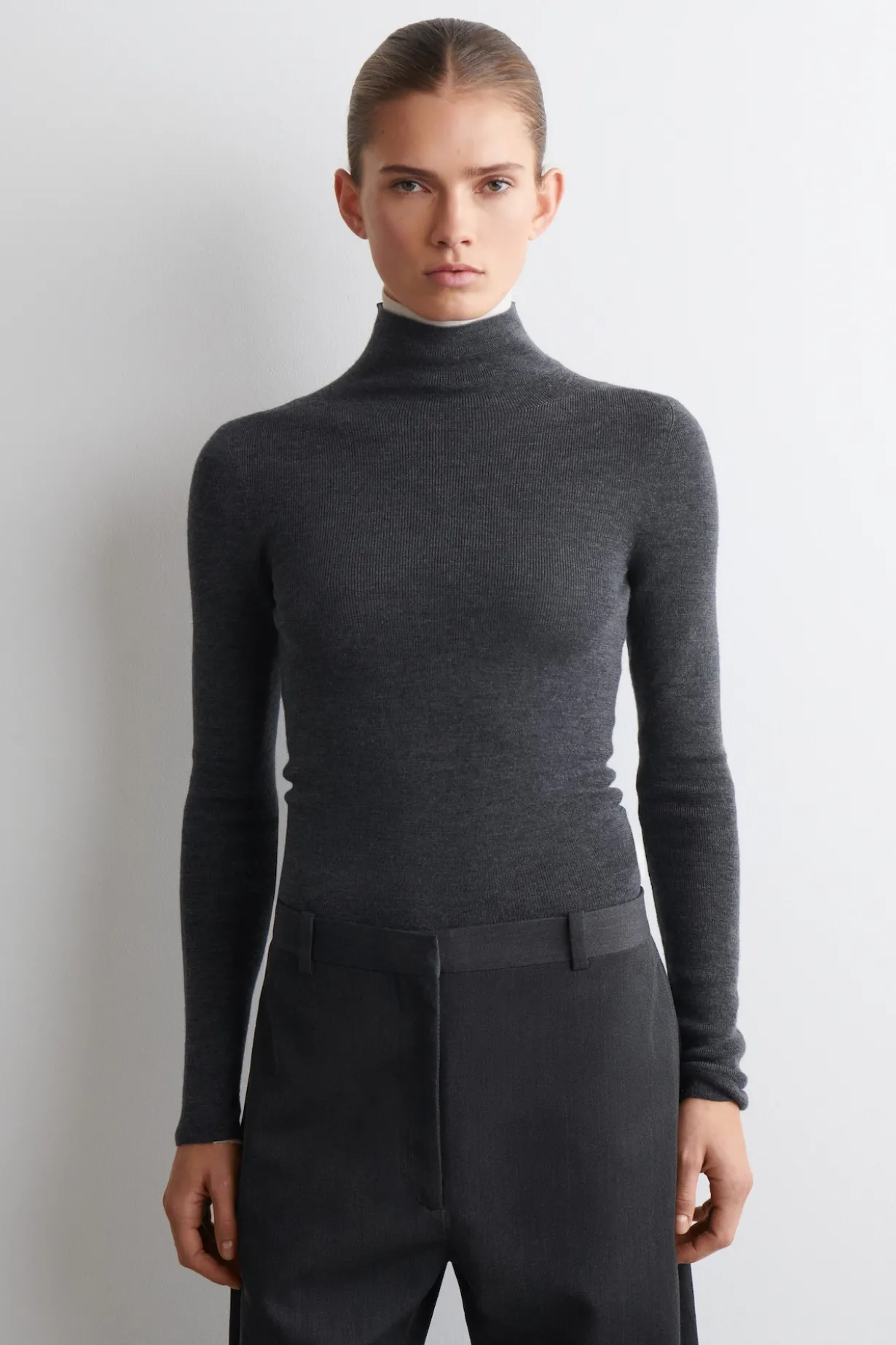 SEAMLESS MERINO WOOL TURTLENECK LONG-SLEEVED TOP