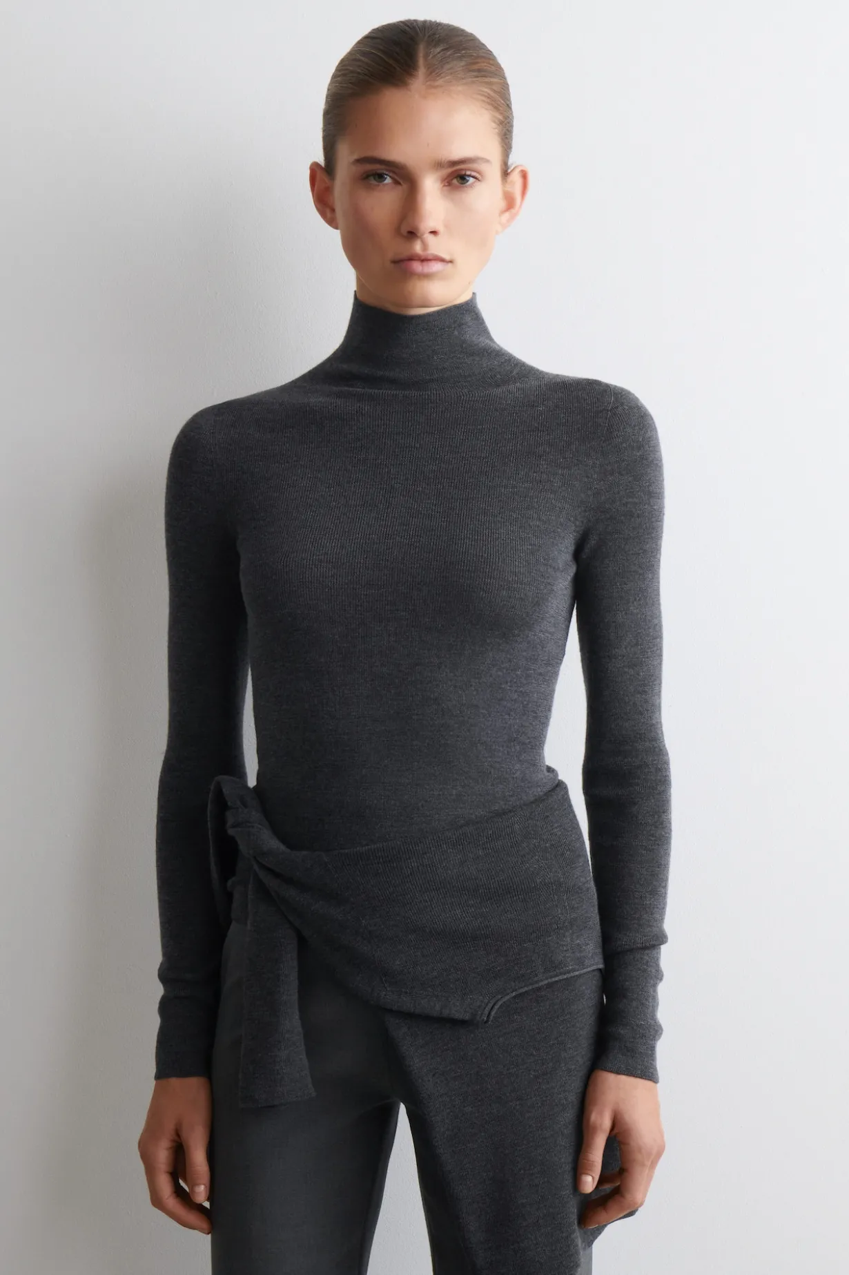 SEAMLESS MERINO WOOL TURTLENECK LONG-SLEEVED TOP