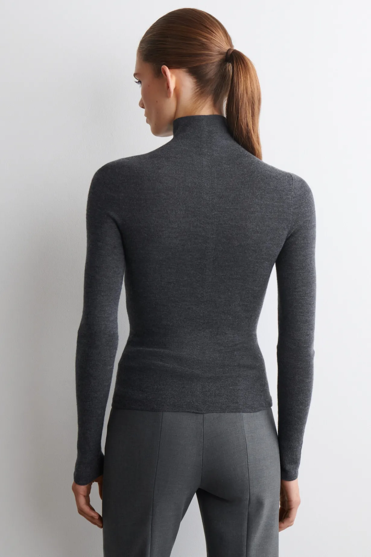 SEAMLESS MERINO WOOL TURTLENECK LONG-SLEEVED TOP