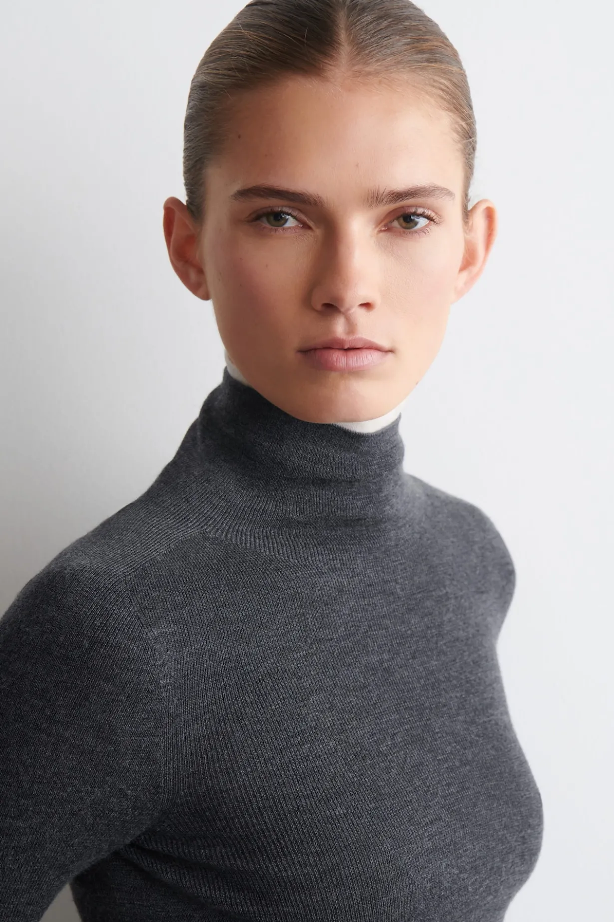 SEAMLESS MERINO WOOL TURTLENECK LONG-SLEEVED TOP