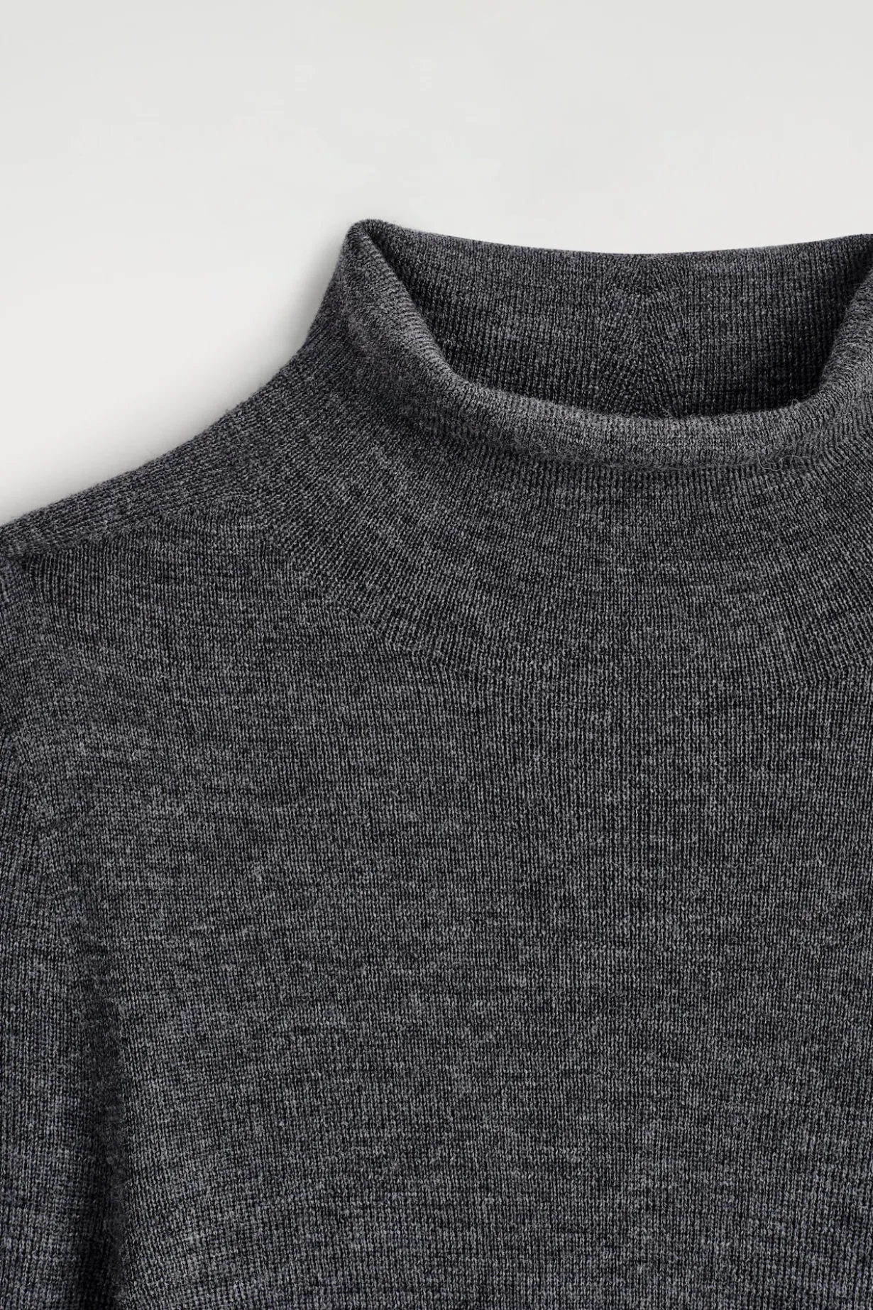 SEAMLESS MERINO WOOL TURTLENECK LONG-SLEEVED TOP