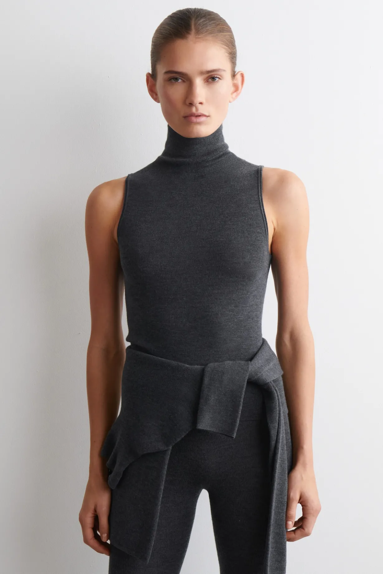 SEAMLESS MERINO WOOL TURTLENECK TOP