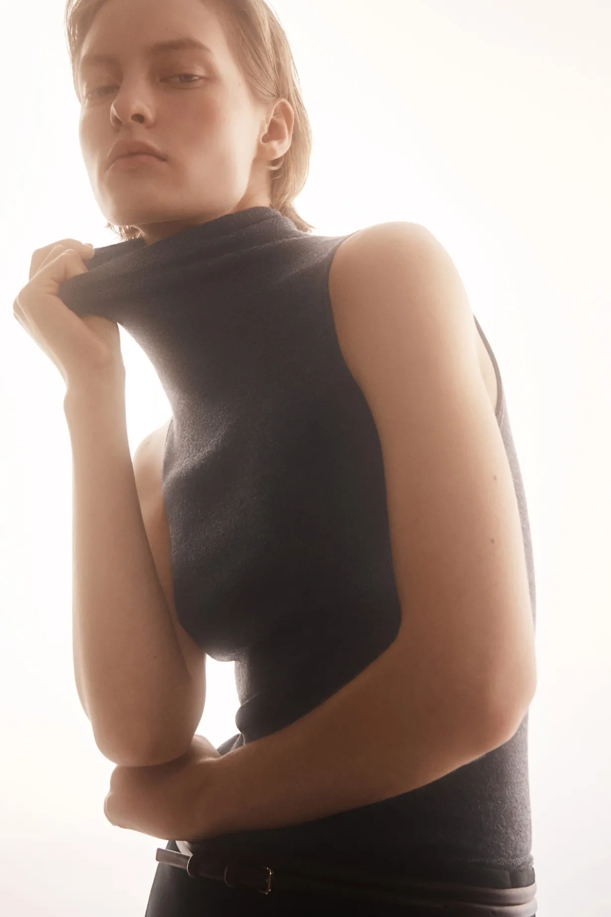 SEAMLESS MERINO WOOL TURTLENECK TOP