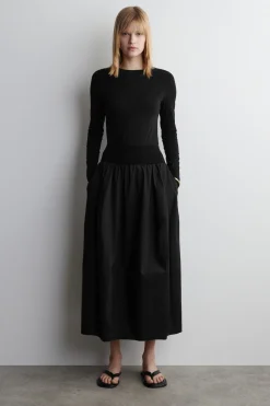 SLIM LIGHTWEIGHT LONG-SLEEVED TOP