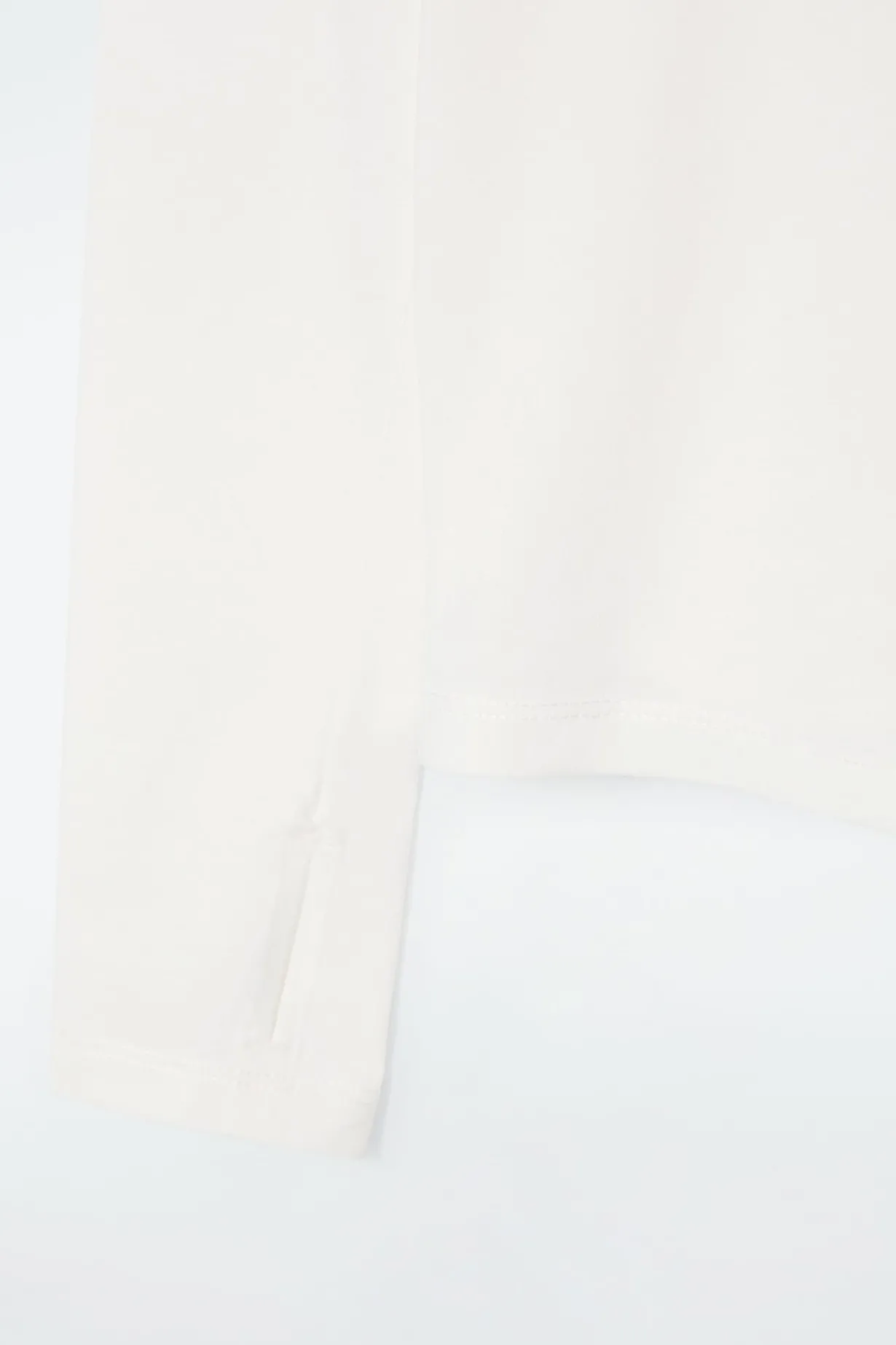 SLIM LIGHTWEIGHT LONG-SLEEVED TOP