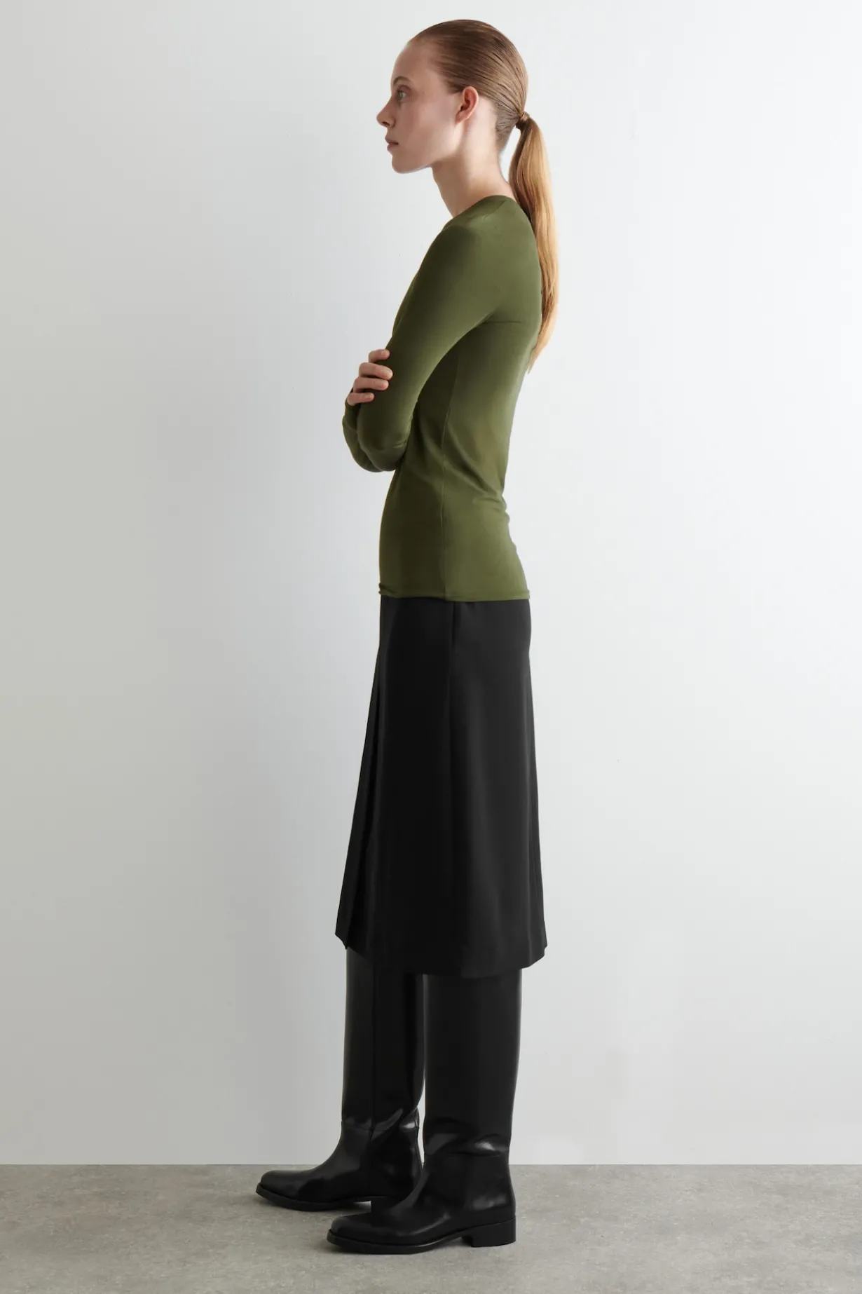 SLIM LIGHTWEIGHT LONG-SLEEVED TOP