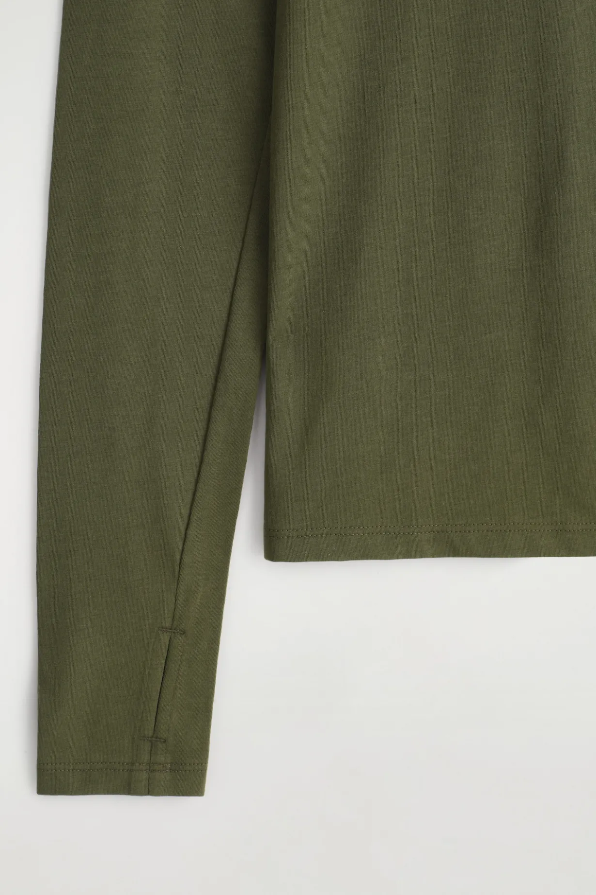 SLIM LIGHTWEIGHT LONG-SLEEVED TOP