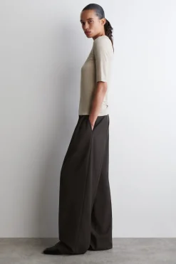 SLIM LIGHTWEIGHT T-SHIRT