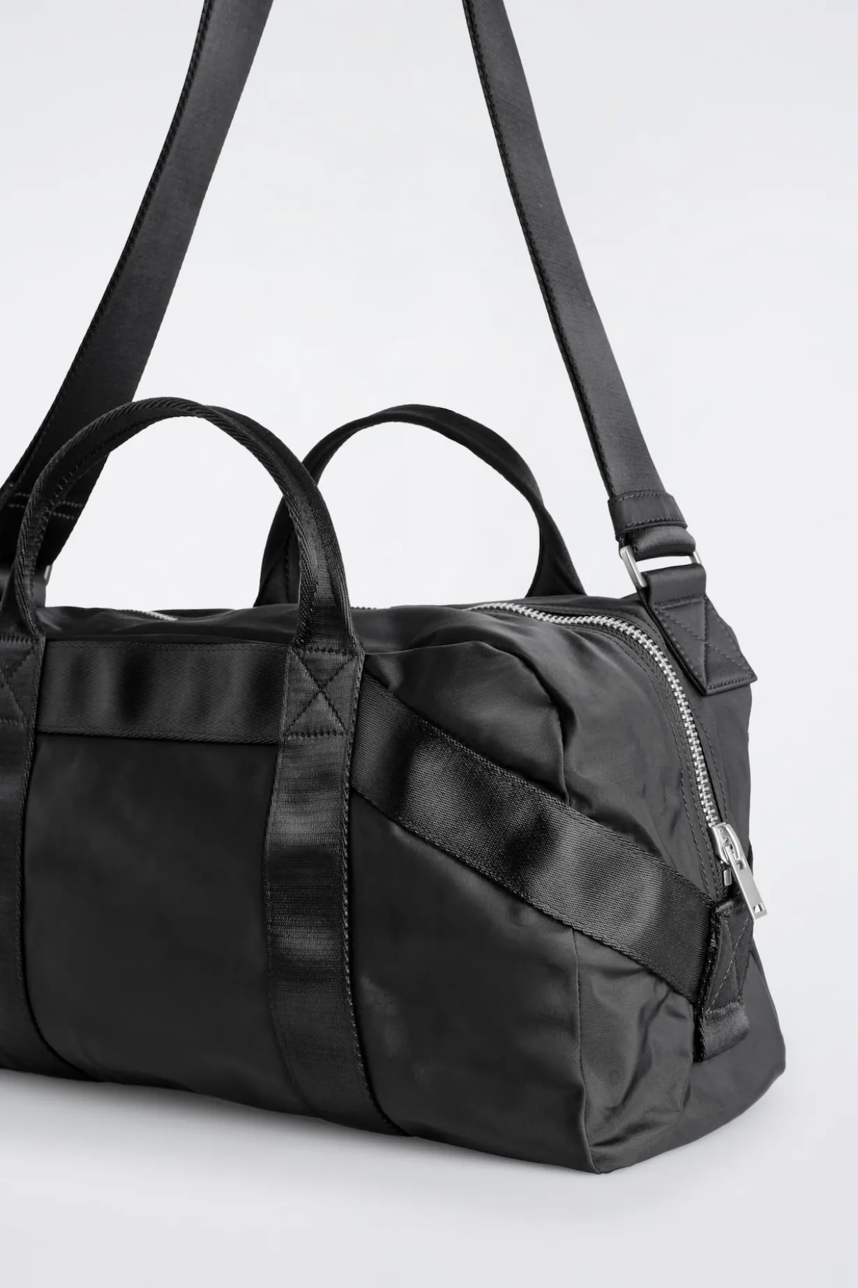 SPORTS DUFFLE BAG - NYLON