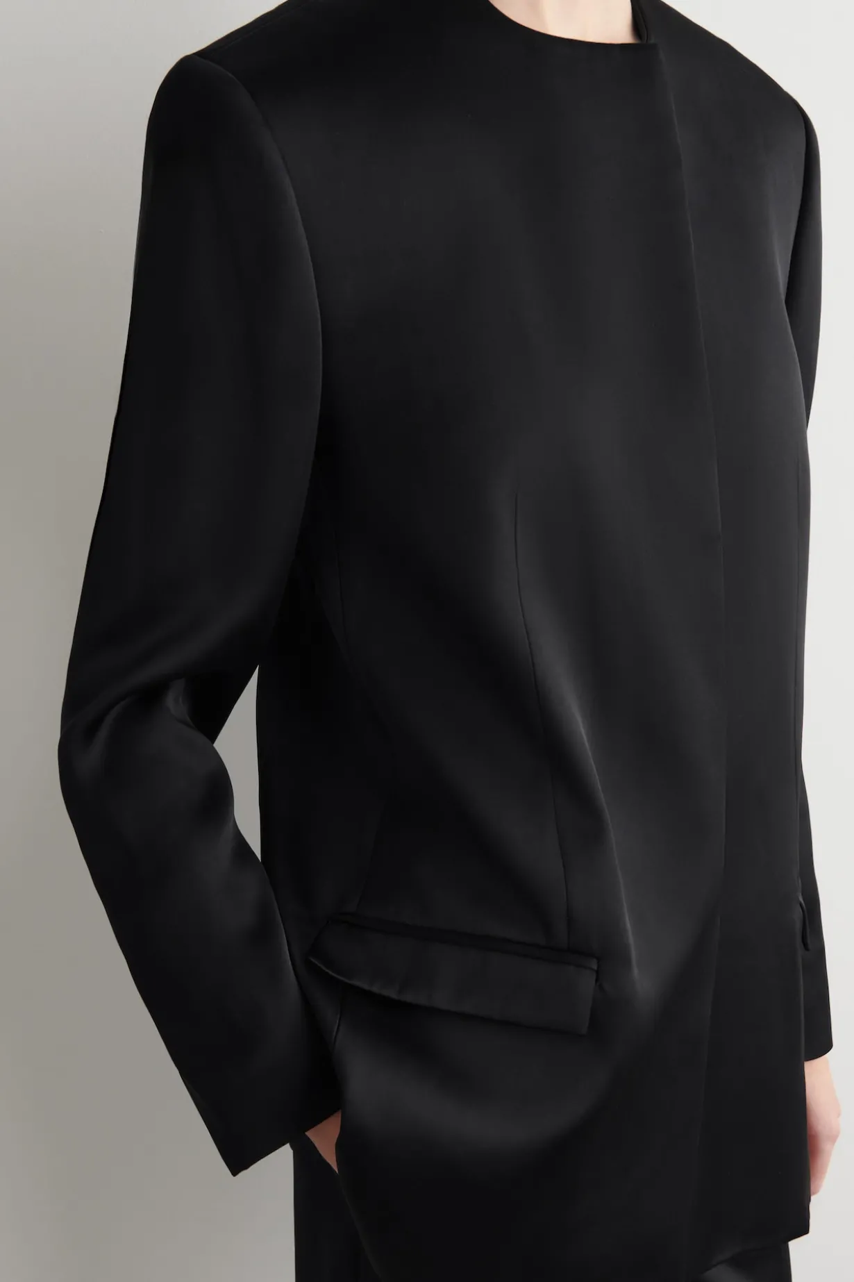 STRUCTURED COLLARLESS SATIN BLAZER