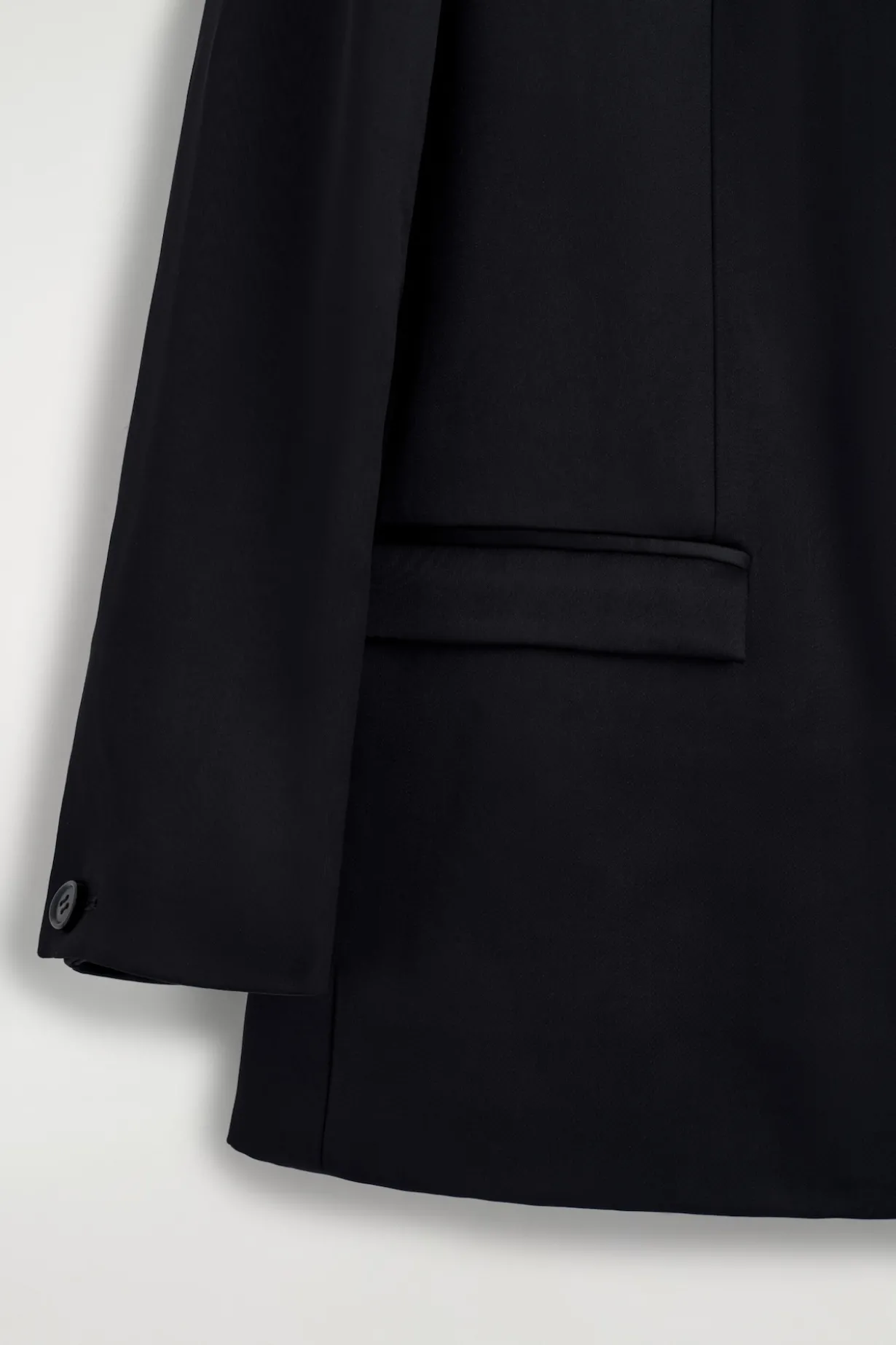 STRUCTURED COLLARLESS SATIN BLAZER