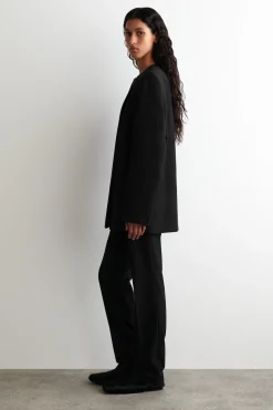 STRUCTURED COLLARLESS WOOL BLAZER