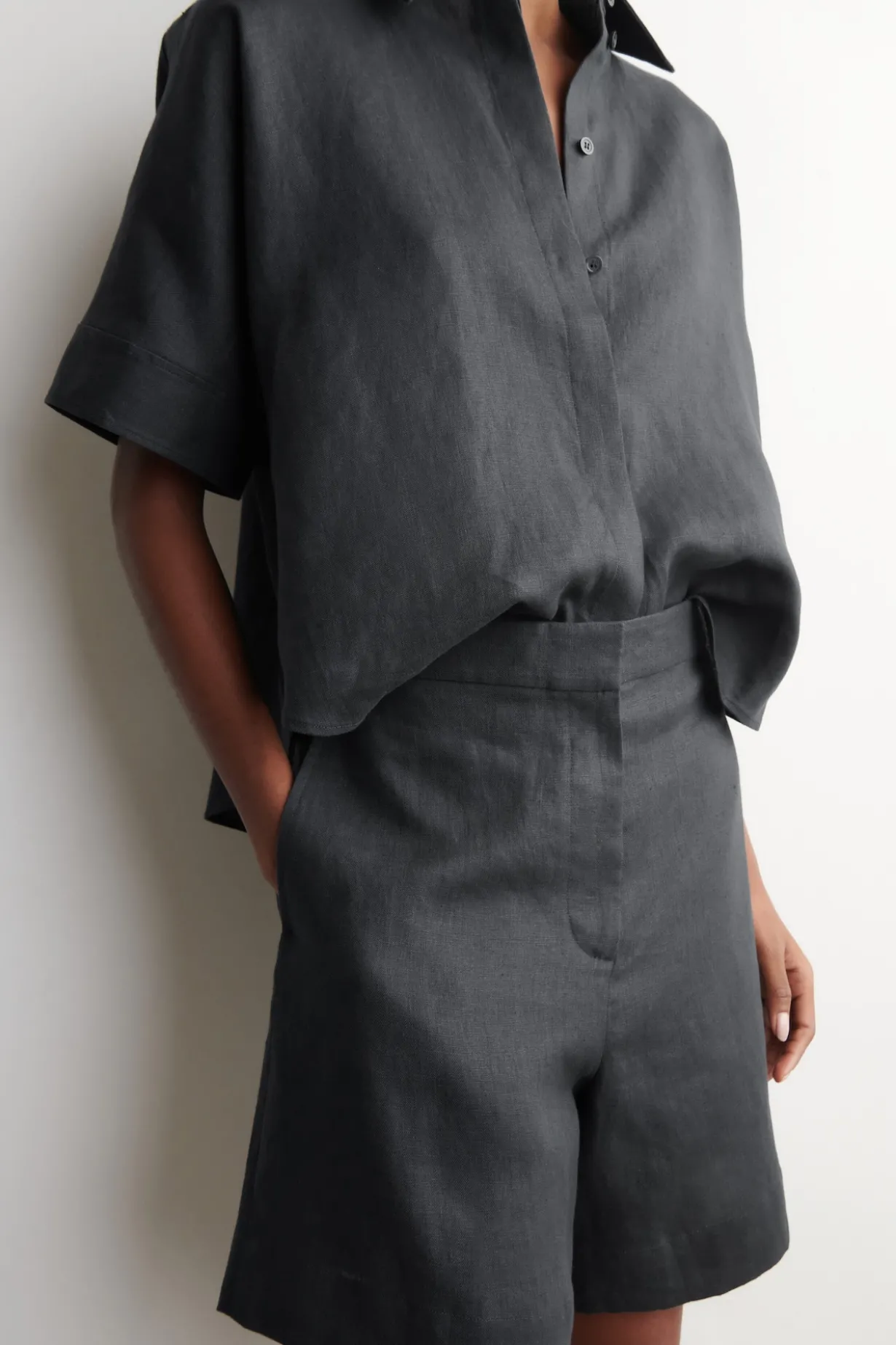 TAILORED ELASTICATED LINEN SHORTS