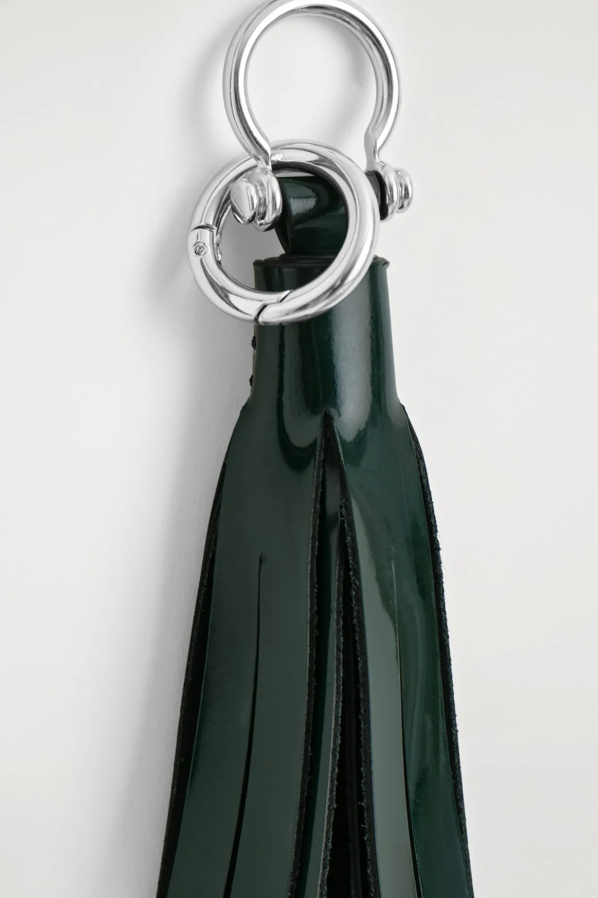 TASSELED LEATHER KEYRING