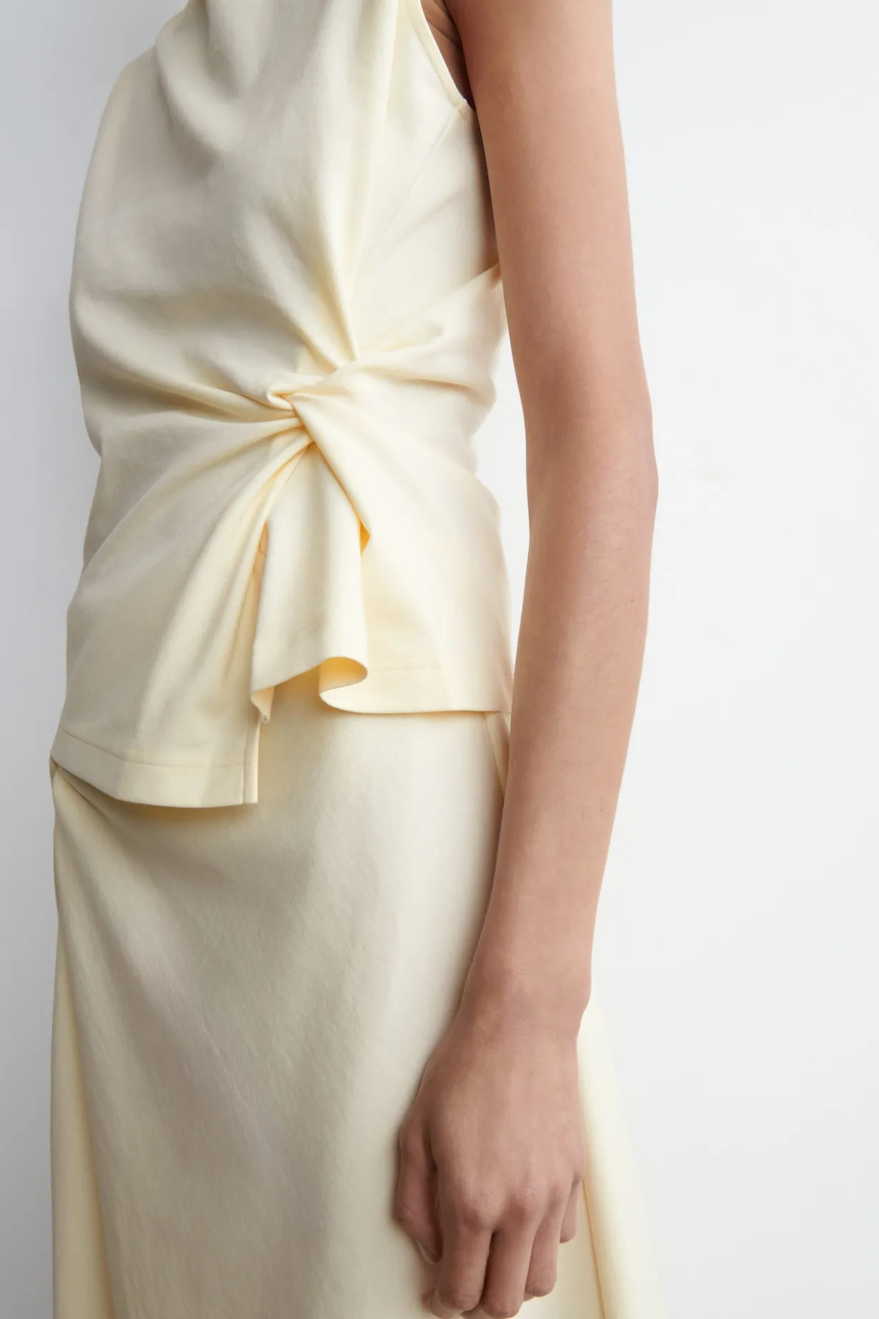 TWIST-DETAIL TOP