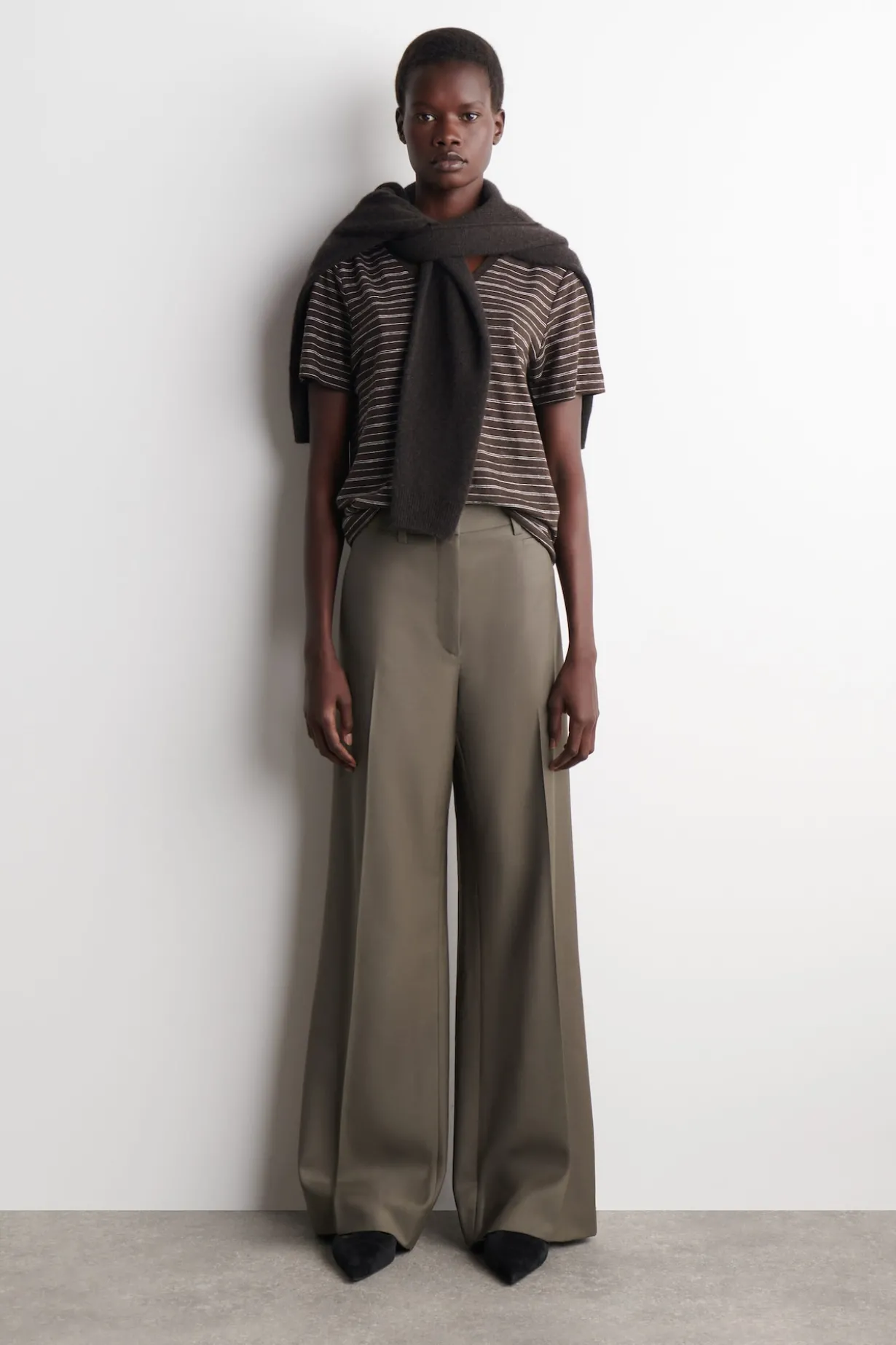 V-NECK LINEN T-SHIRT