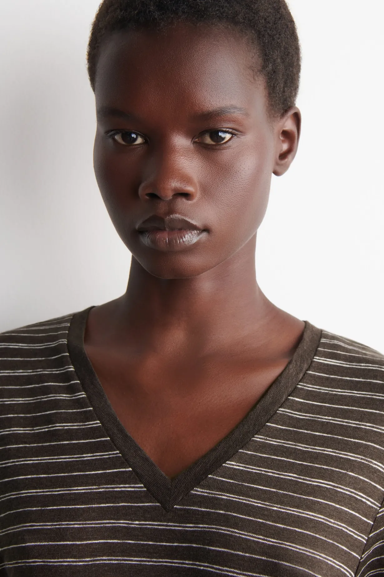 V-NECK LINEN T-SHIRT