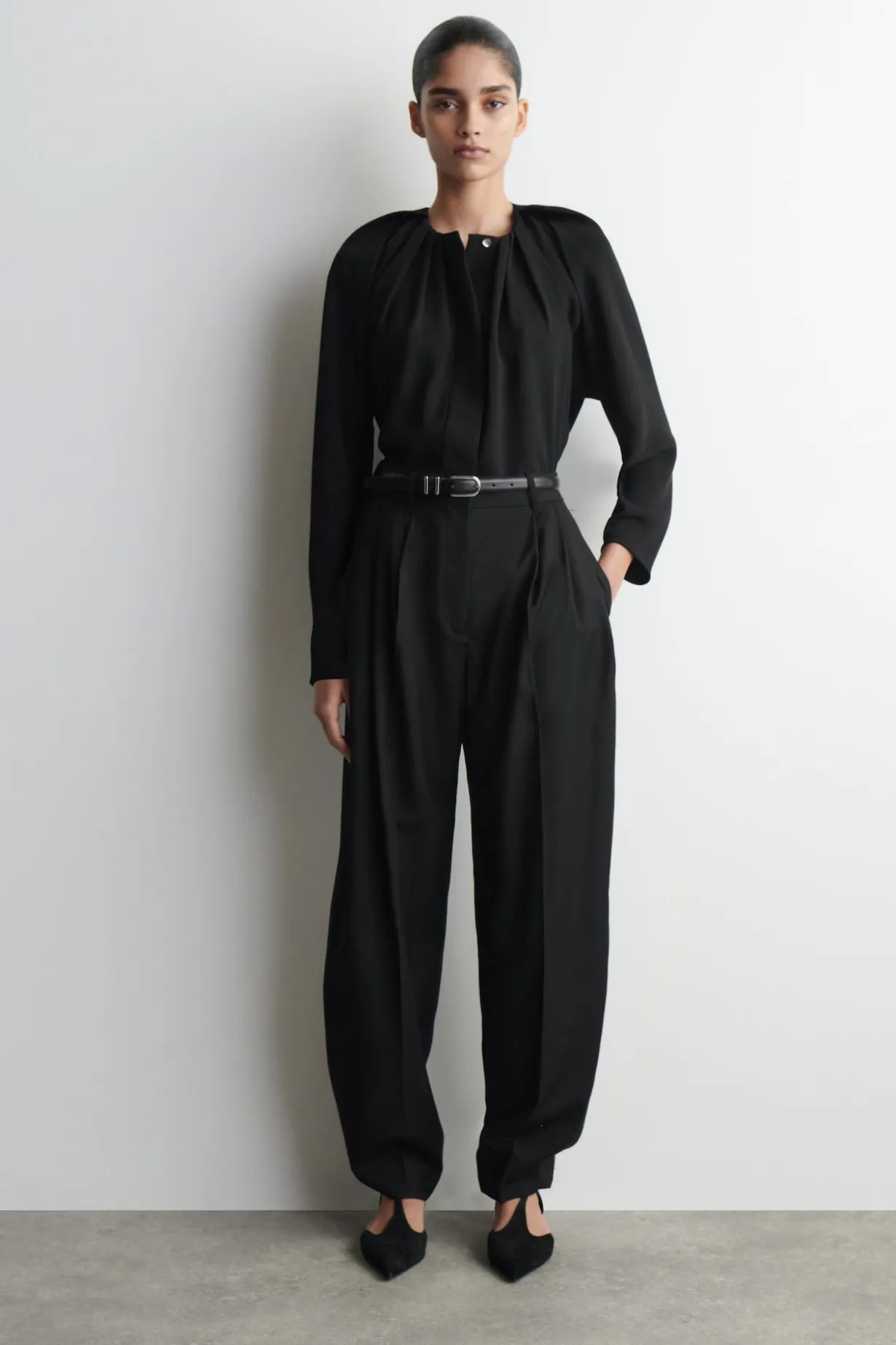 VOLUMINOUS PLEATED BLOUSE